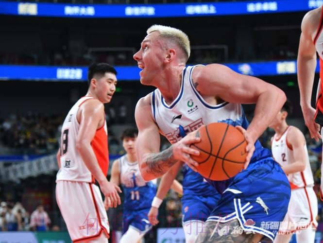 新疆男篮总结比赛：攻防两端发挥出色，球队主场战胜江苏